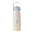 Dettaglio di borraccia termica color crema con motivo floreale e manico blu chiaro portatile - 600ml / Bianco