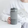 Grauer Thermobecher aus Edelstahl 304 mit Silikonhülle für Reisen und Autogebrauch - 450ml / Grau
