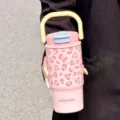 Isolierter Kaffeebecher aus 316 Edelstahl mit rosa Leopardenmuster und praktischem Griff - 650ml / Leopard Rosa