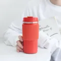 Roter isolierter 304 Edelstahl-Kaffeebecher mit einer rutschfesten Silikongriffoberfläche - 450ml / Rot