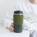 Tazza da caffè sottovuoto in acciaio inossidabile 304 verde scuro con custodia in silicone - 450ml / Verde militare