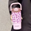 Isolierbecher aus 316 Edelstahl mit lila Leopardenmuster und einem rosa Haltegriff - 650ml / Leopardenmuster Lila