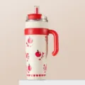 Vue détaillée d'un gobelet 40oz en inox avec de jolis motifs de cerises et cœurs - 1200ml / Imprimé Cerise / Rouge Cerise