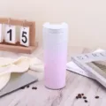 Detailaufnahme eines gestreiften Edelstahl-Kaffeebechers mit rosa Farbverlauf in Szene. - 500ml / Verlauf Rosa