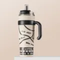 Détail d'un gobelet isotherme 40oz crème avec poignée noire et imprimé typographique - 1200ml / Imprimé lettres / Noir Samouraï