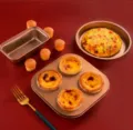 Vista detallada del juego de moldes dorados antiadherentes con pizza y tartas. - Juego de 3 Piezas Dorado