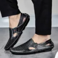 Mocassini da uomo in pelle nera con design traforato e una suola morbida e leggera - 38 / Nero