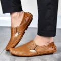Mocasines clásicos de hombre en cuero marrón con diseño perforado y suela blanda - Marrón