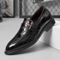Herren Lackleder formelle Business Schuhe mit Metallschnalle elegante spitze Zehe Schuhe. - 38 / Schwarz Rot