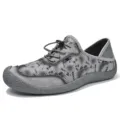 Details van de grijze casual mesh schoenen met elastische vetersluiting en beschermende neus. - 38 / Grijs