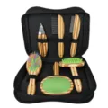 Kit di toelettatura per animali con spazzole in bambù e pettini in comodo astuccio nero. - Set