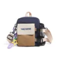 Vue détaillée du sac à bandoulière tactique bicolore doté d'une poche filet et de sangles. - Sans Pendentif / Bleu foncé