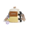 Vue détaillée du sac à bandoulière tactique colorblock avec rabat avant et accessoires. - Sans Pendentif / Blanc Cassé