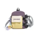 Gros plan détaillé du sac bandoulière color-block avec sangle réglable et pendentif. - Sans Pendentif / Violet