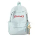 Detaillierte Ansicht des hellblauen Rucksacks mit roter Buchstabenstickerei und Anhänger. - Ohne Anhänger / Blau