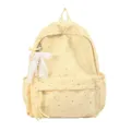 Gros plan du sac à dos scolaire jaune avec motif de cœurs et charmant nœud en dentelle. - Jaune