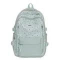 Detailansicht des hellgrünen Schülerrucksacks mit süßem Wolken- und Pünktchen-Print und Taschen. - Grün
