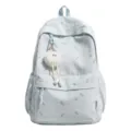 Nahaufnahme des hellblauen Rucksacks mit niedlichem Blattmuster und flauschigem Anhänger. - Groß (Ohne Anhänger) / Blau