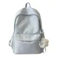 Detailansicht des hellblauen Rucksacks mit Sternenmuster und süßem Plüschanhänger für Schüler. - Blau