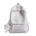Nahaufnahme des niedlichen lila Sternenrucksacks mit Plüschwolken-Anhänger, Detailansicht. - Lila