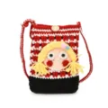 Detailansicht der handgemachten gehäkelten Cartoon Mädchen Handytasche mit rotem Gurt. - Rot