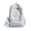 Nahaufnahme des hellblauen Schulrucksacks mit Sternenmuster und süßem Plüschstern-Anhänger. - Ohne Anhänger / Blau