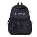 Detailansicht eines stylischen schwarzen Rucksacks mit bunten Punkten und Flügel-Stickerei. - Groß (Ohne Anhänger) / Schwarz