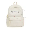 Detailaufnahme der niedlichen Pünktchen-Rucksackfront mit Engelsflügel Stickerei und Fronttasche. - Groß (Ohne Anhänger) / Weiß