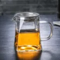 Détail de la théière en verre transparent avec infuseur en acier inoxydable résistant. - Tasse Carrée Épaisse / 350ml avec Infuseur