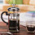 Klassieke glazen cafetiere koffiezetapparaat met roestvrijstalen frame en glazen kan. - French press met C-handvat 350 ml