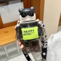 Gros plan détaillé de la bouteille d'eau en plastique ours créative avec des lunettes. - 800ml / Ours Cool avec Sangle / Noir