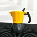 Κίτρινη και μαύρη moka pot με διπλή βαλβίδα, εμφάνιση παραλλαγής espresso προϊόν. - Ίασπις Μέλισσα