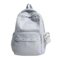 Vue détaillée du joli sac à dos d'école bleu clair à pois, broderie avant et charm mignon. - Bleu