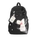Schwarzer Schulrucksack Detail mit transparentem Herzfenster und weißem Plüschhasen. - Kaninchen-Anhänger-Edition / Schwarz