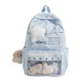 Detailaufnahme des hellblauen Sternen-Ita-Rucksacks mit Sichtfenster und niedlichem Hasenanhänger. - Mit Kaninchen-Anhänger / Hellblau