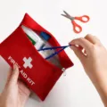 Draagbare rode EHBO-tas noodpakket medische kit met gereedschap voor buitenreizen. - Rood