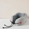 Graues Memory Foam Reise Nackenkissen Ergonomisches U-Kissen mit verstellbarem Kordelzug - Grau