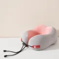 Hockerform Memory-Foam Reise-Nackenkissen in Rosa und Grau mit verstellbarem Kordelzug. - Rosa