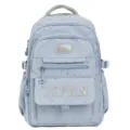 Nahaufnahme des hellblauen Studentenrucksacks mit Sternenprints und individuellem Logo. - Blau