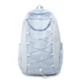 Detaillierte Ansicht des süßen hellblauen Karorucksacks mit Schleifenmuster und Kordelzug vorne. - Einzelne Tasche / Blau