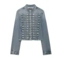 Gedetailleerd overzicht van het korte vintage spijkerjack met militaire knopen. - XS / Tops / Denim Blauw