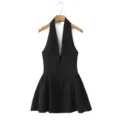 Schwarzes ärmelloses Minikleid mit Neckholder, Plissee und figurbetontem Schnitt. - S / Kleider / Schwarz