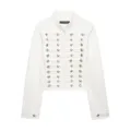 Stijlvolle witte korte denim jas in militaire stijl met zilveren knopen en opstaande kraag. - XS / Tops / Wit