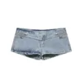 Gros plan détail de short en jean clair taille basse pour femme avec boutons en métal sur le côté. - XS / Bas / Bleu clair
