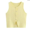 Gele mouwloze gebreide tanktop met decoratieve knopen aan de voorkant en splitzoom. - S / Tops / Geel