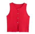 Gedetailleerd overzicht van een elegante rode gebreide mouwloze top met mooie metalen knopen. - S / Tops / Rood