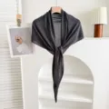 Scialle in lino unicolore minimalista da donna, foulard leggero parasole per primavera. - Fazzoletto triangolare / Foulard a triangolo in lino grigio