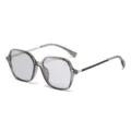 Lunettes de soleil carrées tendance pour hommes et femmes, monture en plastique gris. - Monture Gris Transparent Verres Gris Clair (9457)