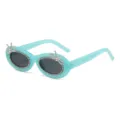 Hellblaue ovale Sonnenbrille mit Strasssteinen und süßen Schleifen-Akzenten für Damen stylisch. - Blau Rahmen Grau Gläser C4