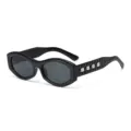 Modische schwarze geometrische Sonnenbrille mit nietenbesetzten Bügeln für Streetwear. - Schwarzer Rahmen Schwarz Graue Gläser C1